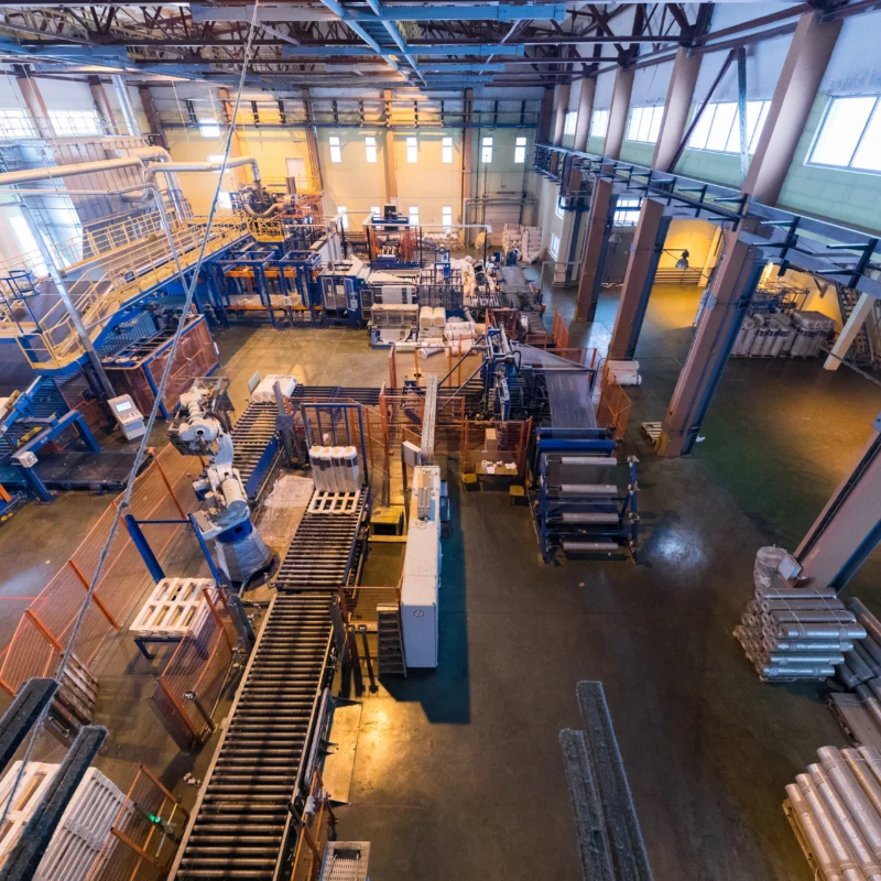 Productieomgeving met industriële machines en productielijnen.