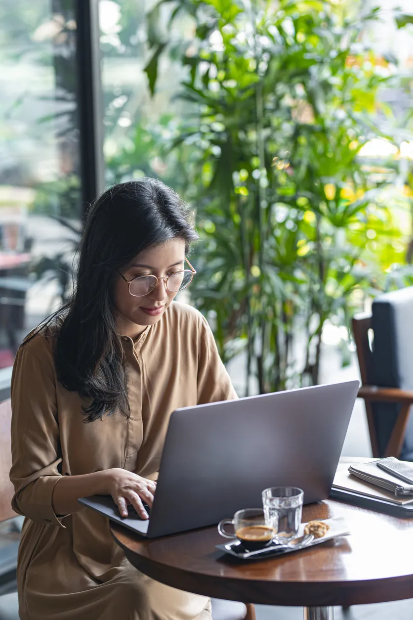 Vrouw werkt op haar laptop voor uitzendbureau